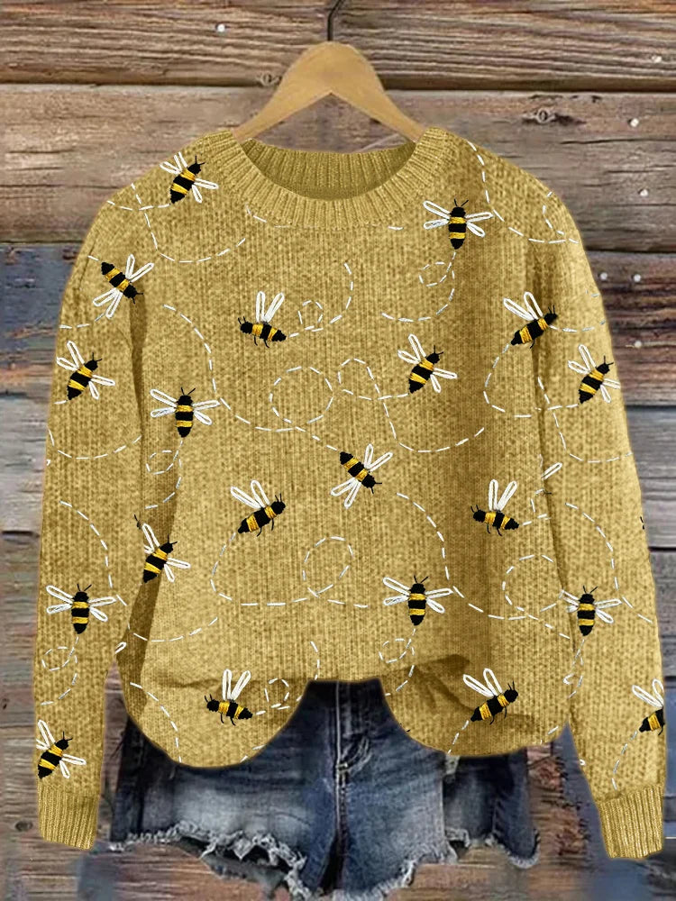 Stilla | Charmerende strikpullover med bi-stikning
