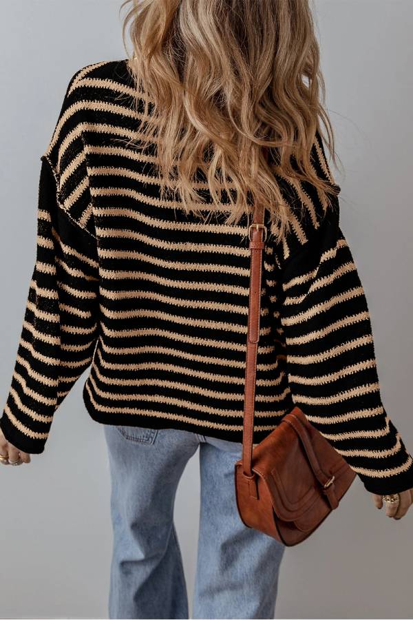 Stilla | Casual Sort Stribet Sweater Med Faldende Skuldre Og Rund Udsnit