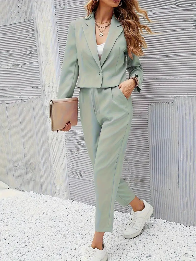 Stilla | Elegant Grøn Blazer. Tætsiddende Snit. Hætte. Lukket Med Én Knap.