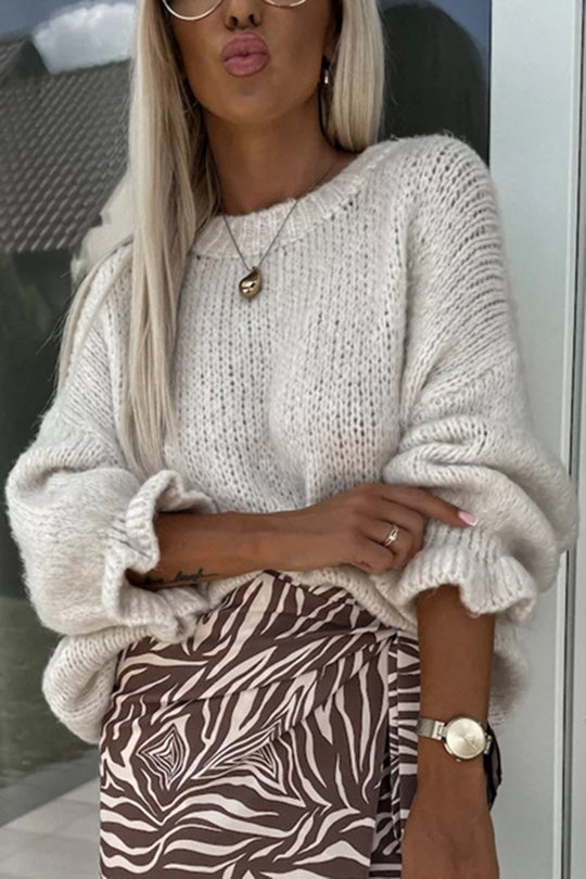 Stilla | Pullover i ensfarvet strik med lange ærmer, rund halsudskæring og flæsedetaljer