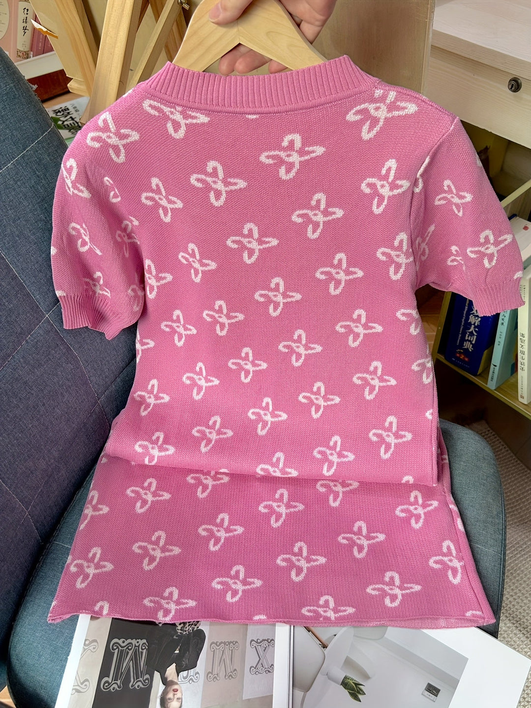 Stilla | Skøn Strikkjole Med Blomsterprint Bodycon Snit, Puffede Ærmer, Rund Halsudskæring