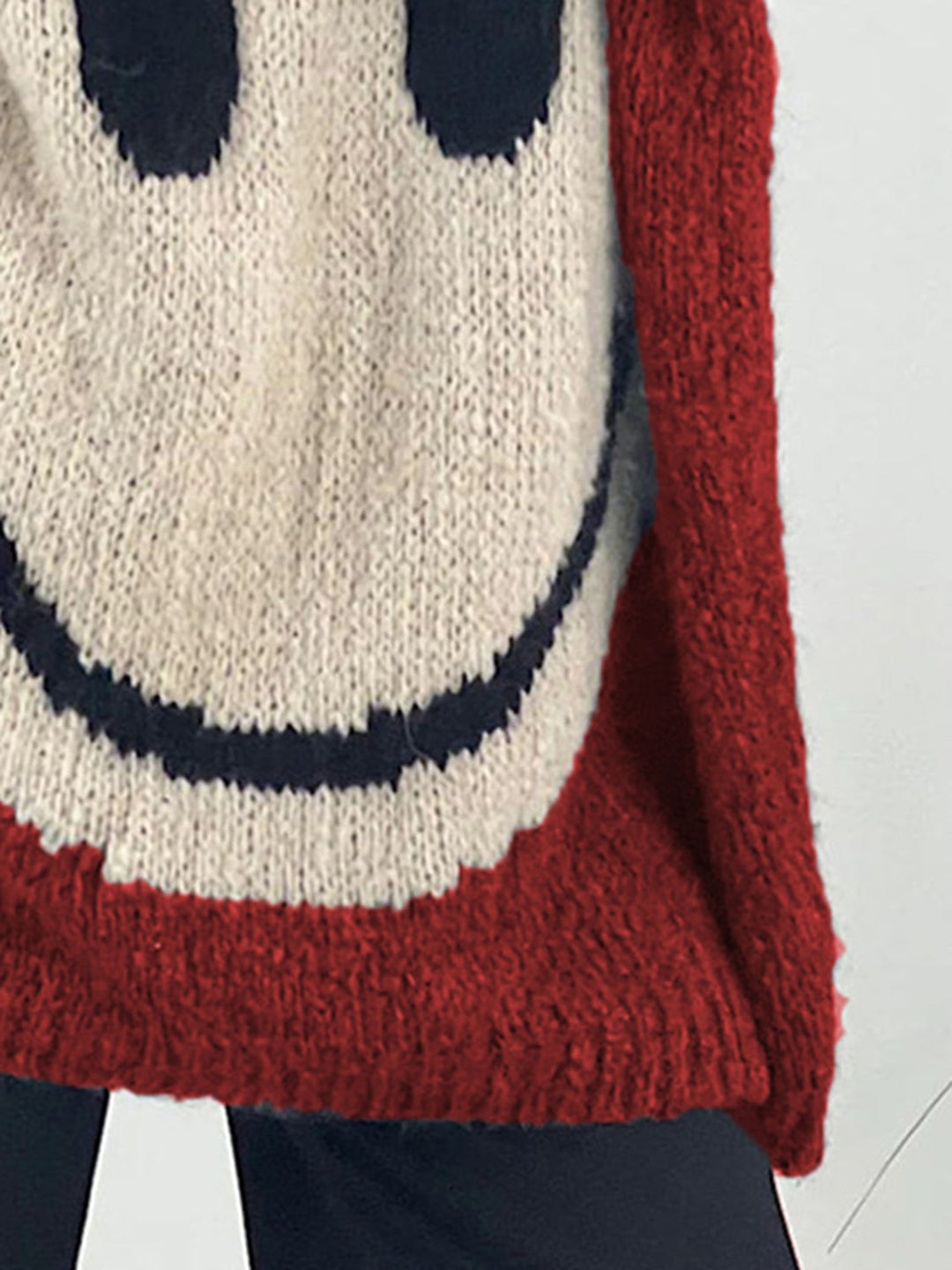 Stilla | Pullover med lange ærmer med et smilende ansigt og V-udskæring