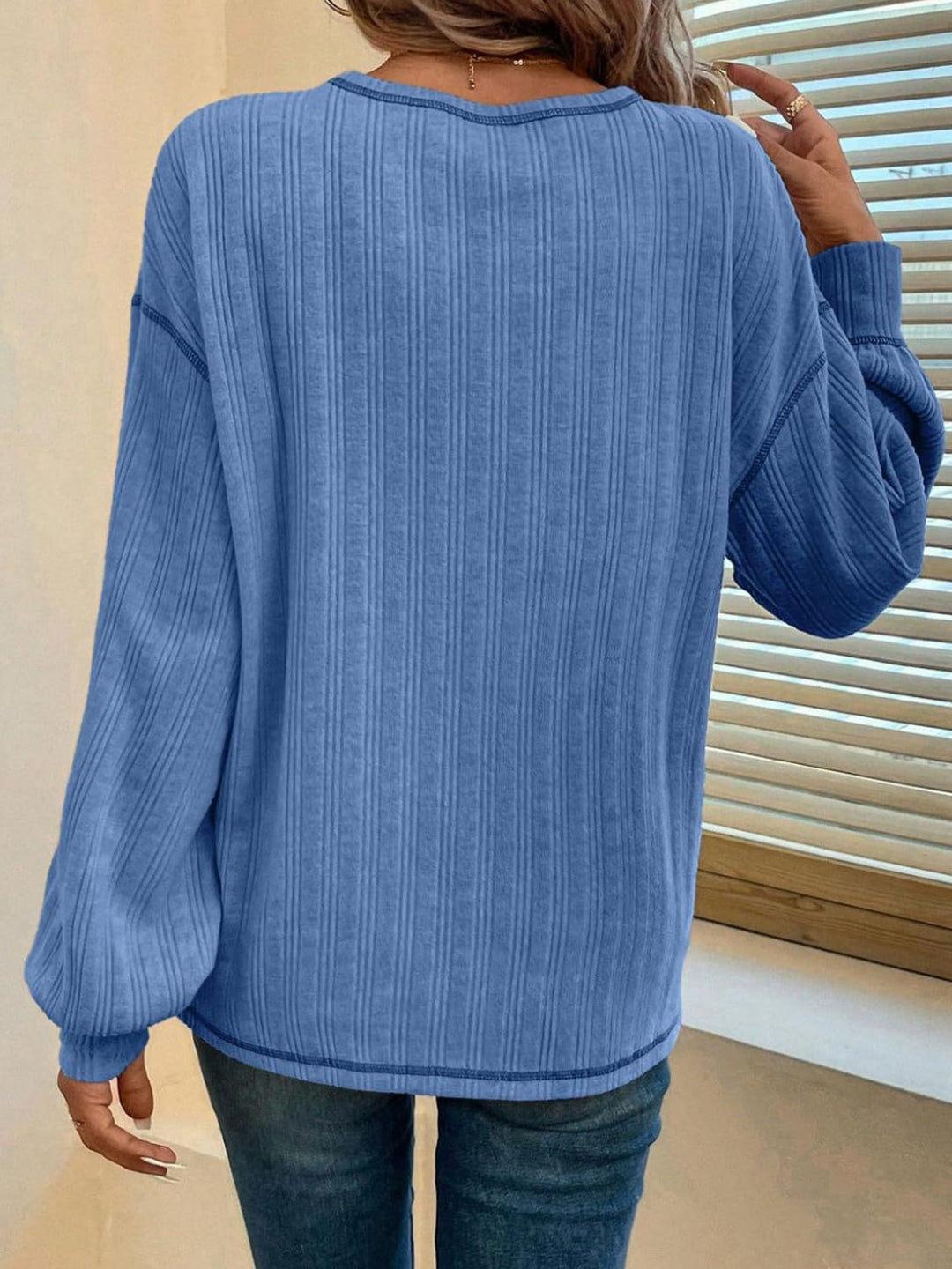 Stilla | T-shirt med rund halsudskæring og lange ærmer med kontrastsy.
