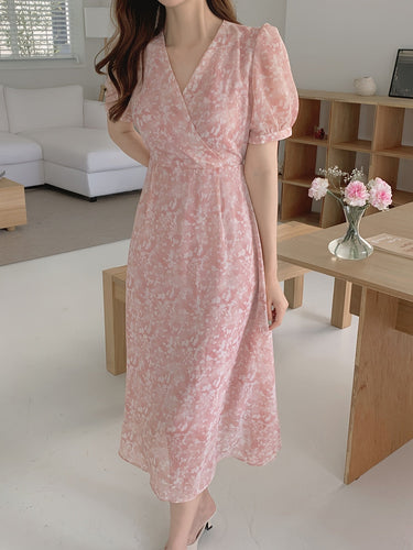 Stilla | Elegant Chiffon Midi Kjole Blomstermønster, V-Udskæring Og Puffede Ærmer