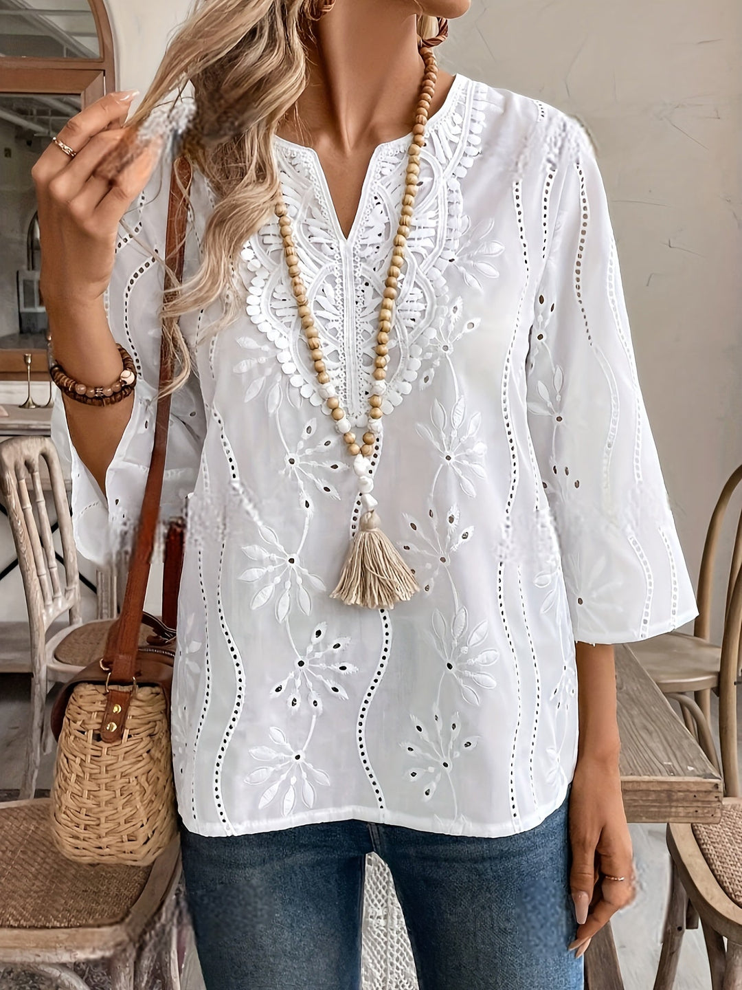 Stilla | Elegant Damebluse Med 3/4 Ærmer Og Udskæring, Hvid Bluse Med Huller