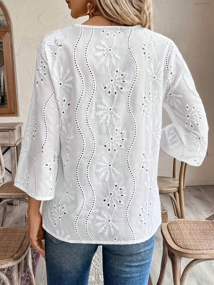 Stilla | Elegant Damebluse Med 3/4 Ærmer Og Udskæring, Hvid Bluse Med Huller