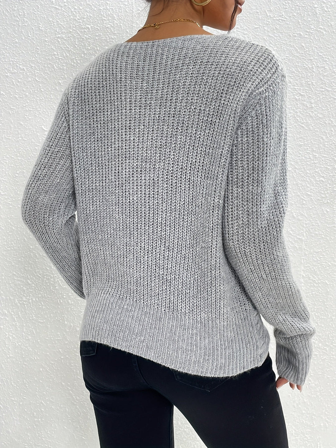 Stilla | Damepullover med snoet forside og V-hals