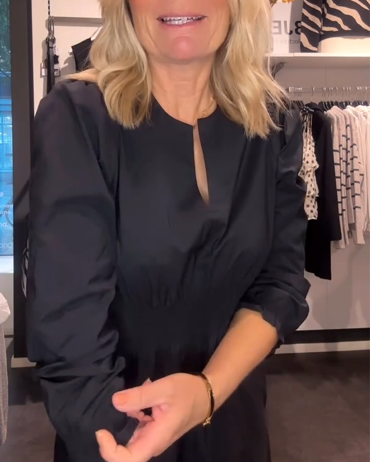 Stilla | Linjekjole med puffærmer og figursyet snit