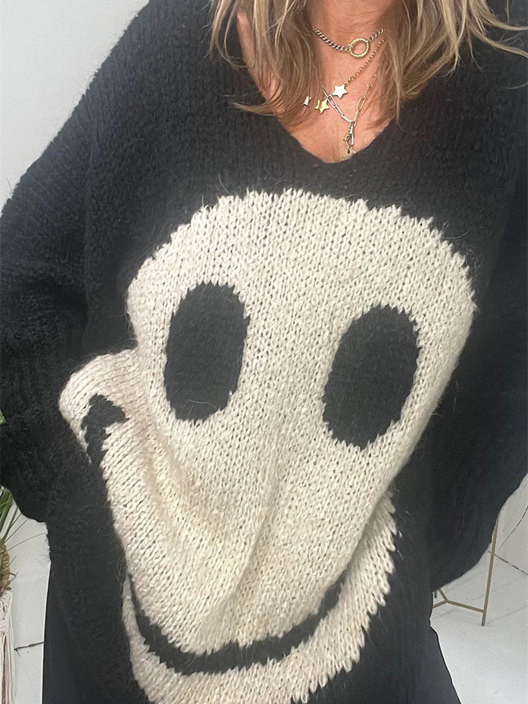 Stilla | Pullover med lange ærmer med et smilende ansigt og V-udskæring