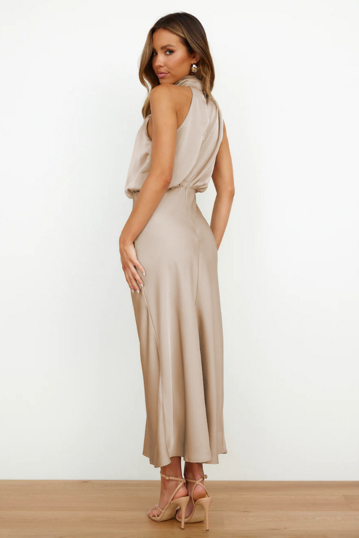 Stilla | Elegant Midi Kjole Med Asymmetrisk Rund Udsnit