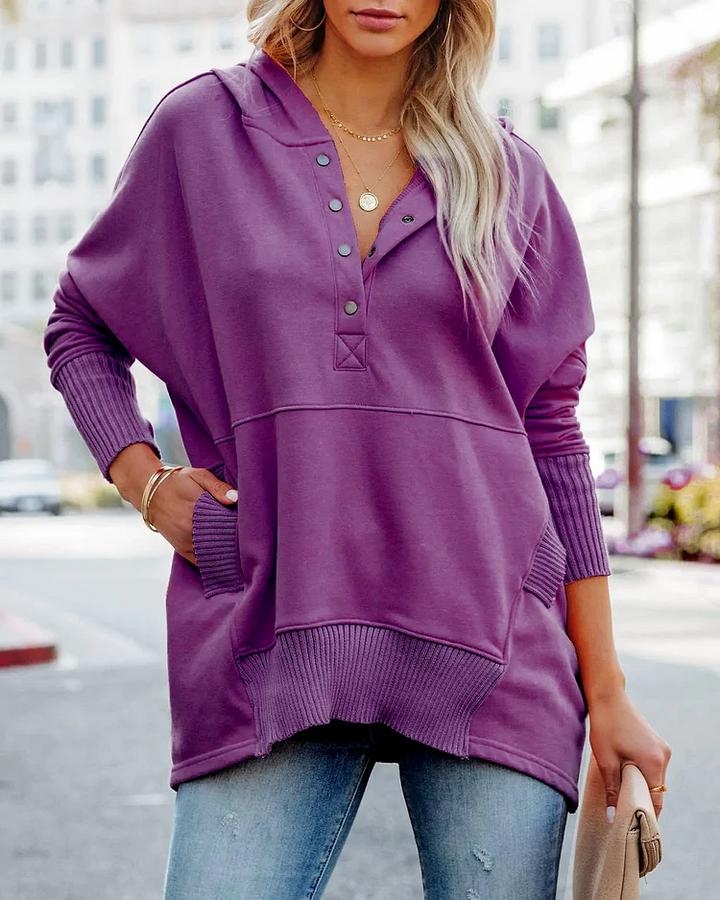 Stilla | Afslappet Sweatshirt Med Slim V-hals og Knaplukning