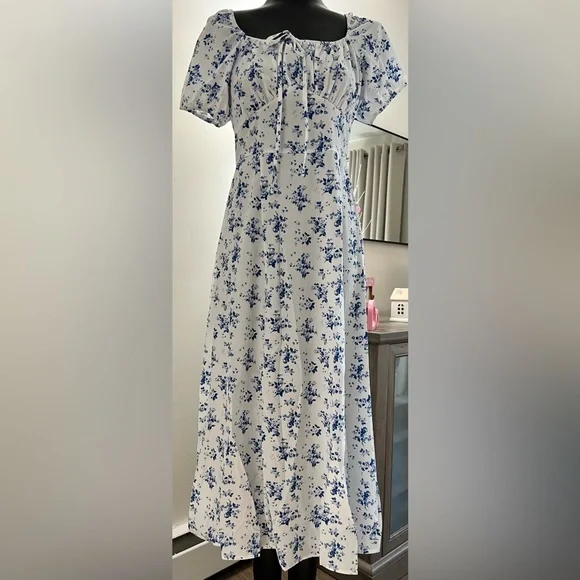Stilla | Midikjole med firkantet udskæring og blomsterprint