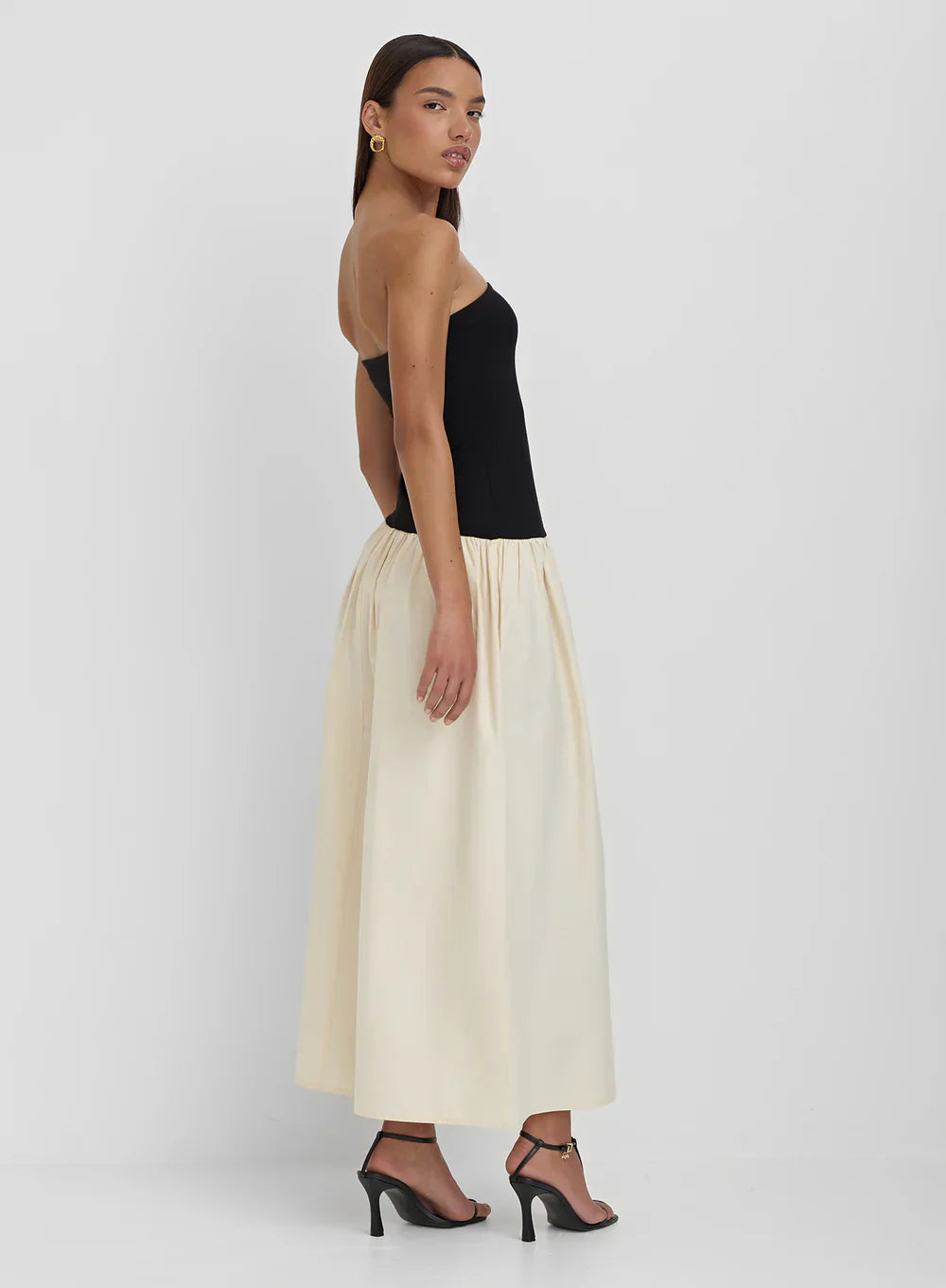 Stilla | Bandeau High Waist Maxikjole Sort Og Beige