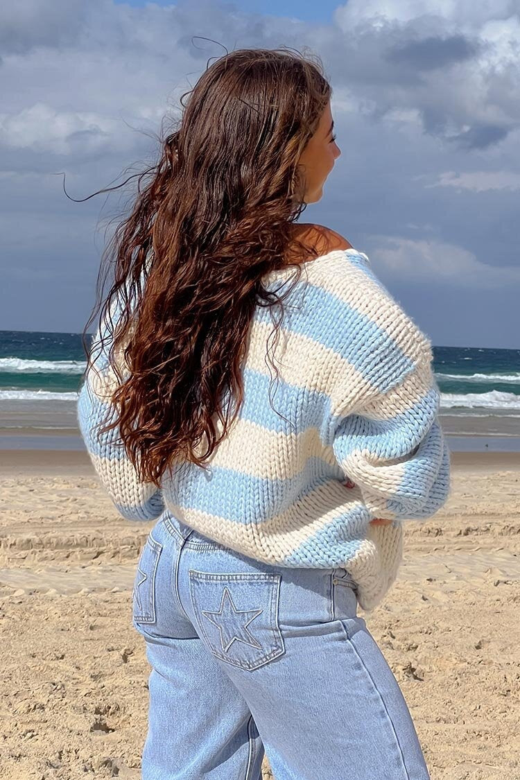 Stilla | Stribet strikpullover med off-shoulder design Lækker efterårsstrikpullover