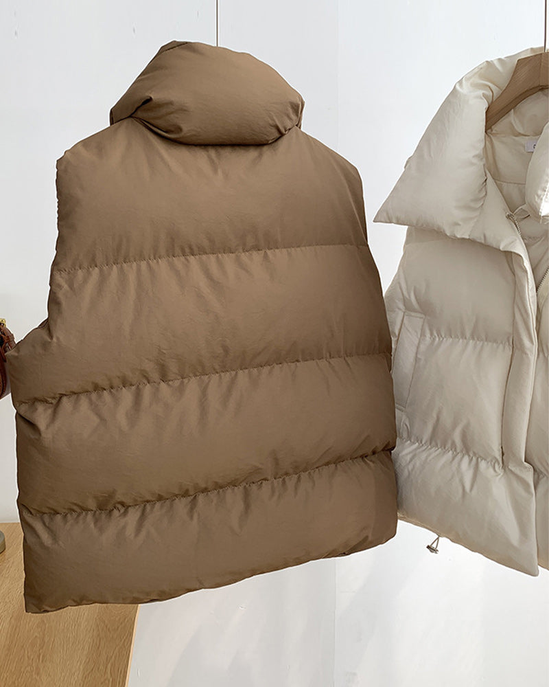 Stilla | Ensfarvet ærmeløs quilted jakke med lynlåslomme