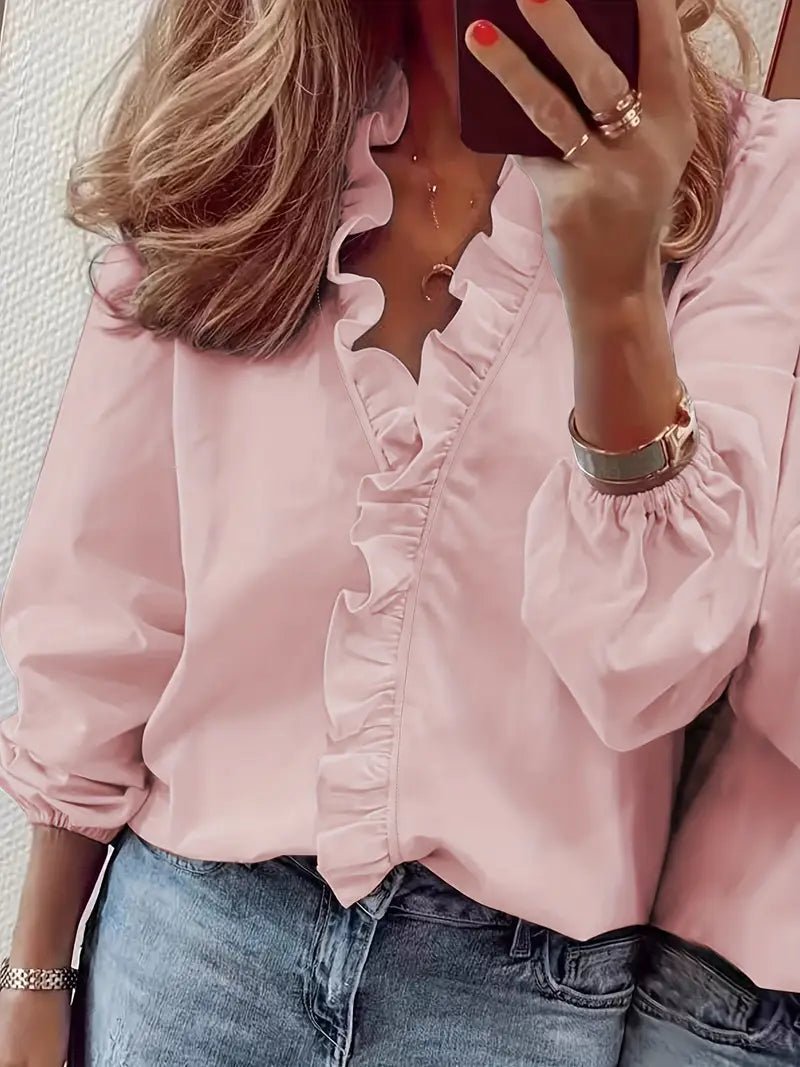 Stilla | Elegant Bluse Med Spidsudskæring Og Flæser