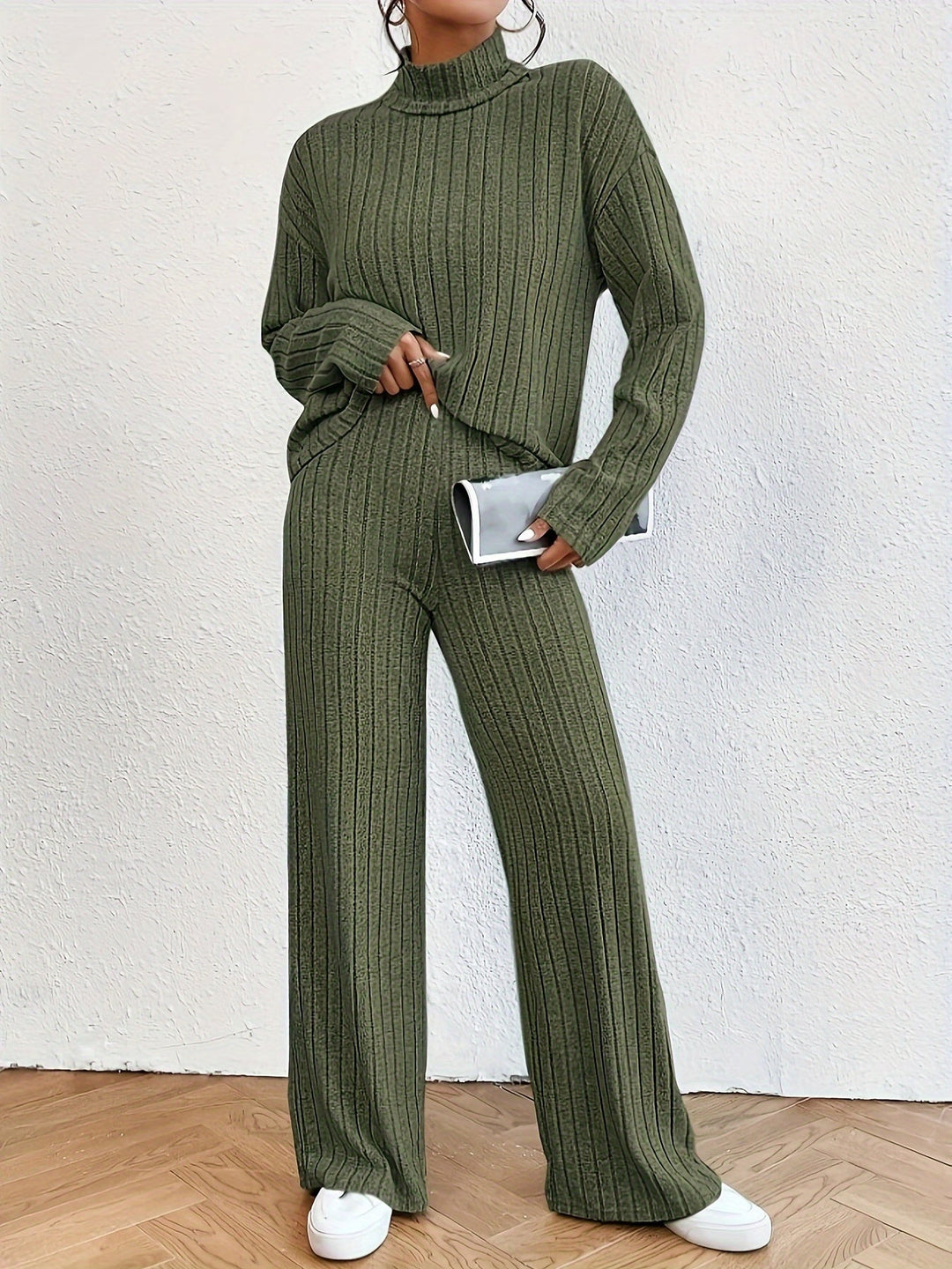 Stilla | Komfortabel Dameoutfit Bestående Af En Turtleneck Top Og Et Bredbensbukser