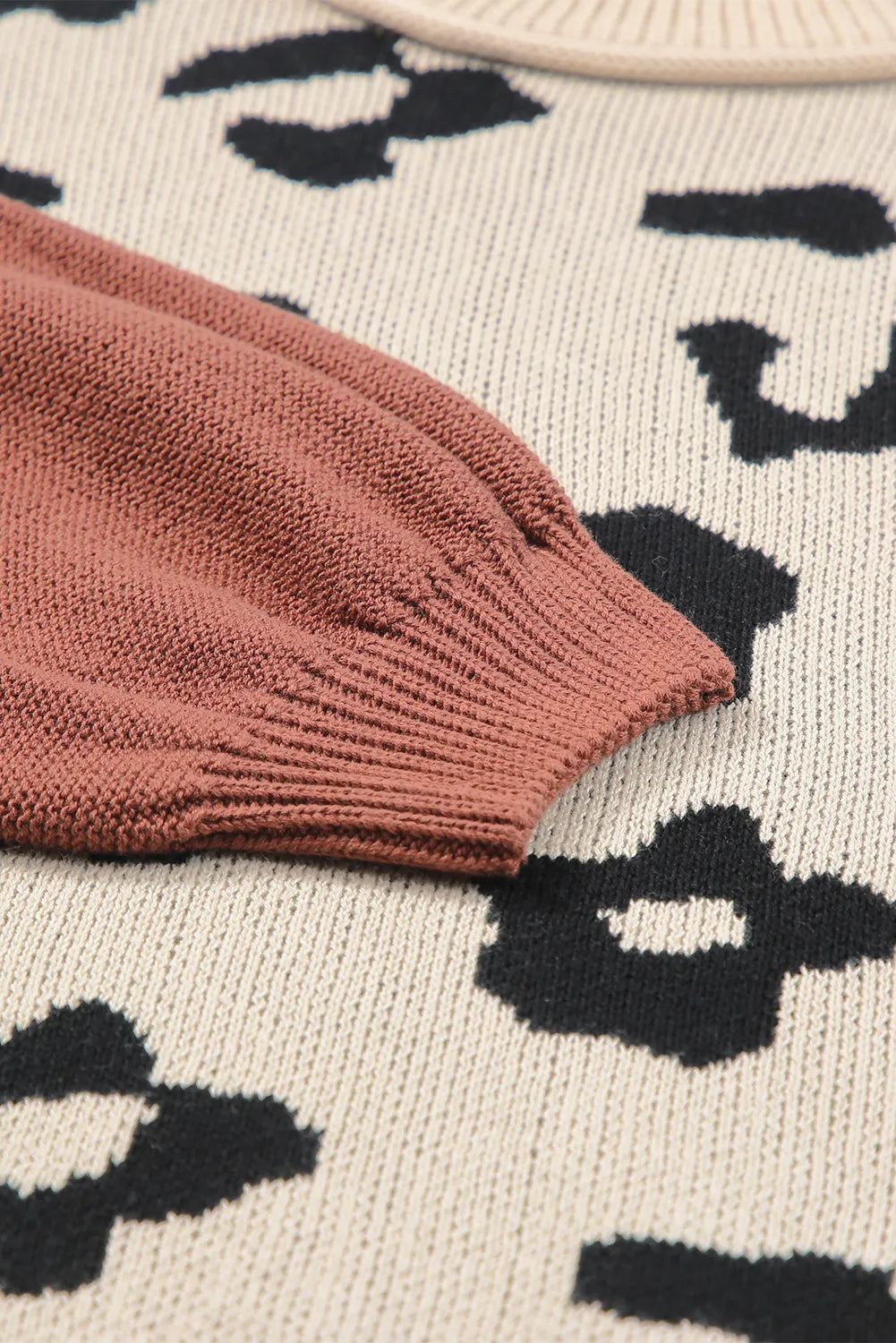 Stilla | Rund hals pullover med lange ærmer og leopardmønster