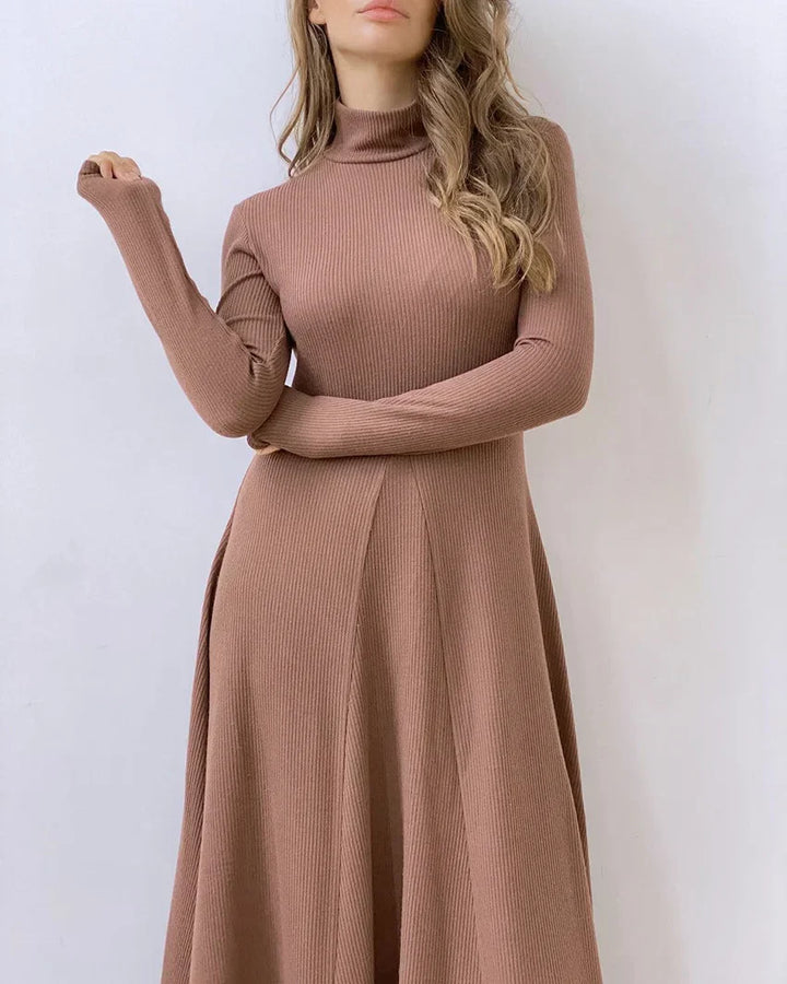 Stilla | Kjole Med Høj a Line Halsudskæring Elegante og Klassisk Design