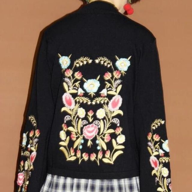 Stilla | Broderet blomsterpullover