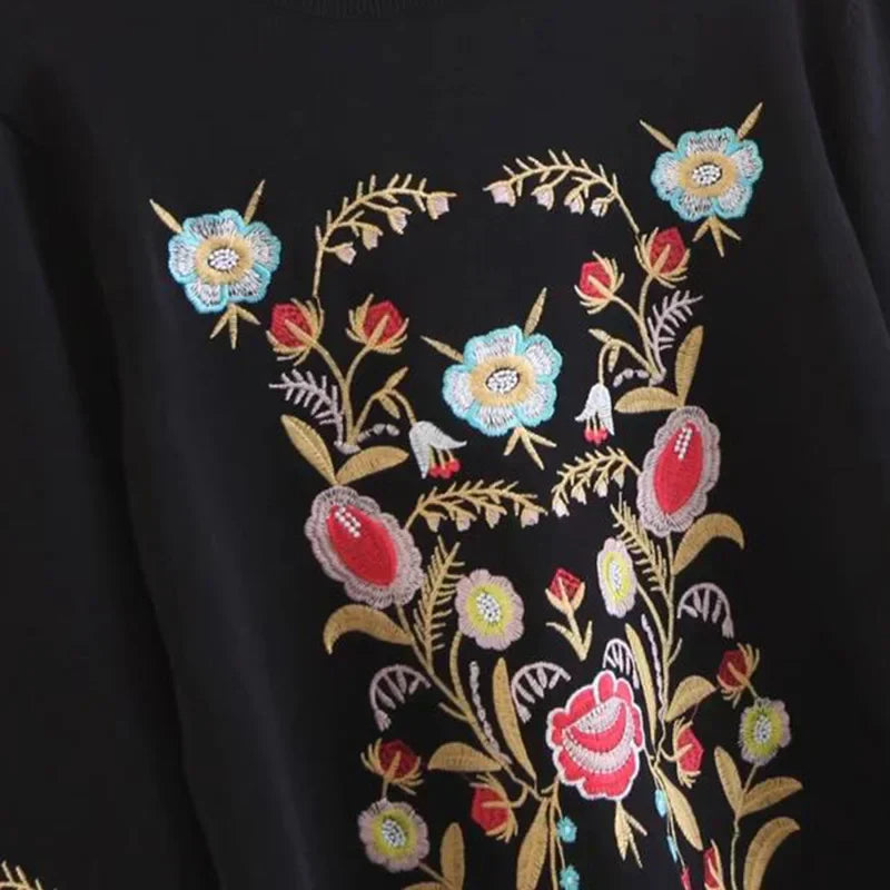 Stilla | Broderet blomsterpullover