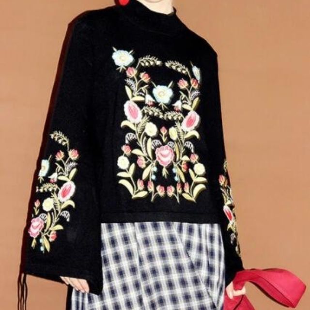 Stilla | Broderet blomsterpullover