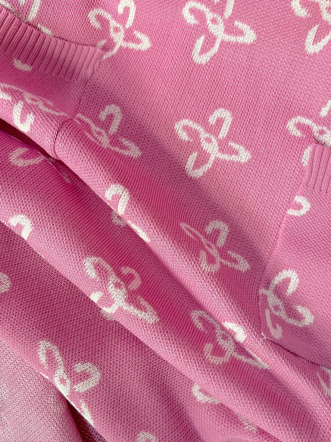 Stilla | Skøn Strikkjole Med Blomsterprint Bodycon Snit, Puffede Ærmer, Rund Halsudskæring