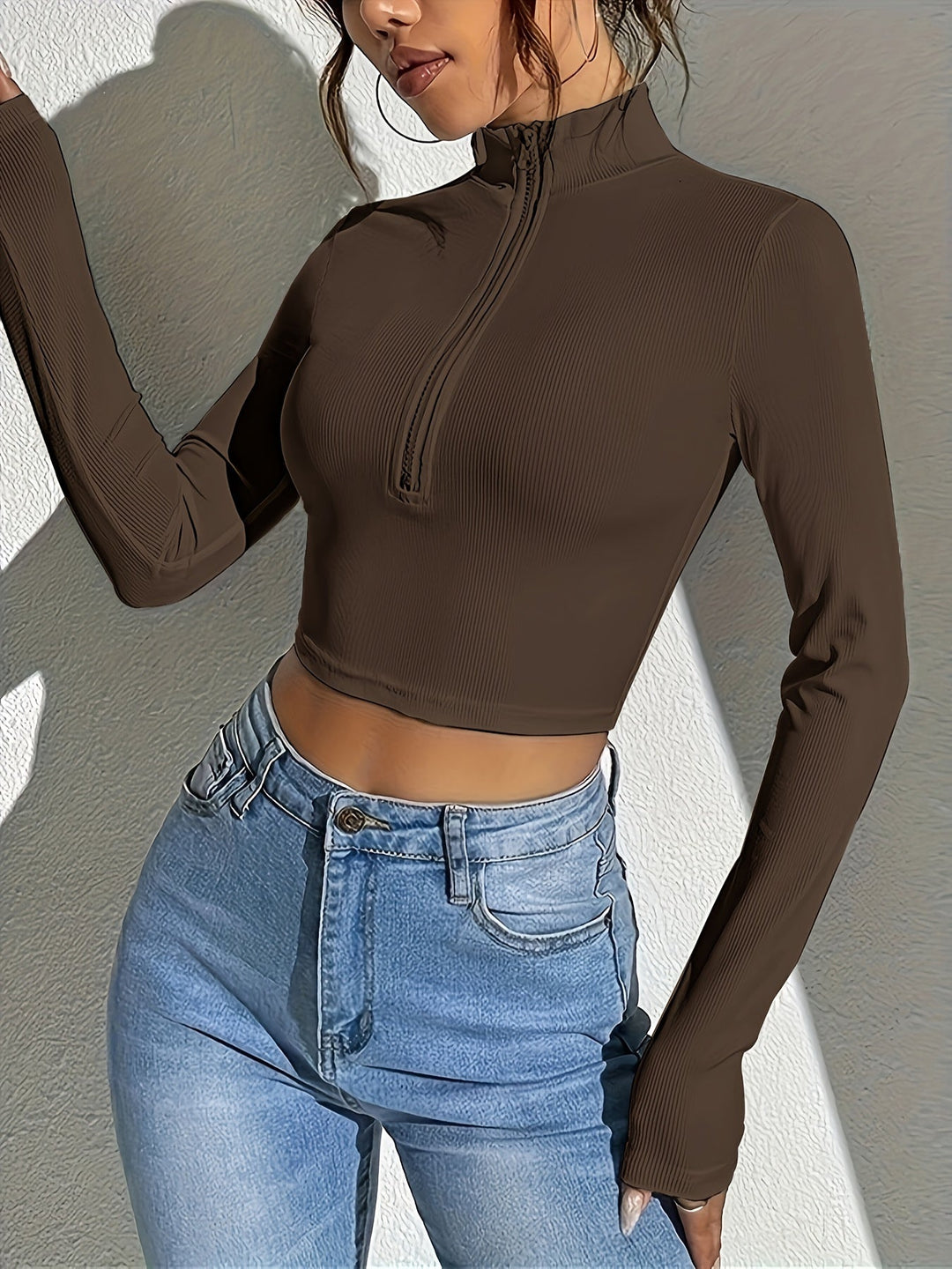 Stilla | Ribbet Cropped T-shirt Med Lynlås Foran