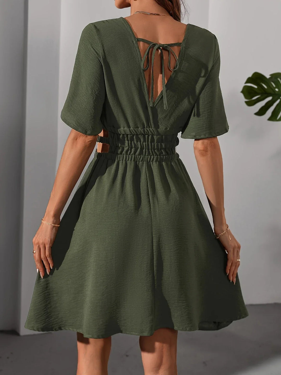 Stilla | Elegant Kort Kjole Med Spidsudskæring, Militær Stil Army Green