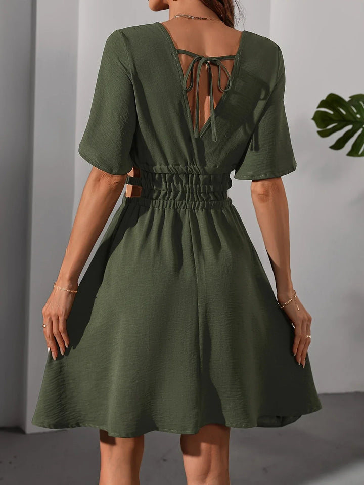 Stilla | Elegant Kort Kjole Med Spidsudskæring, Militær Stil Army Green
