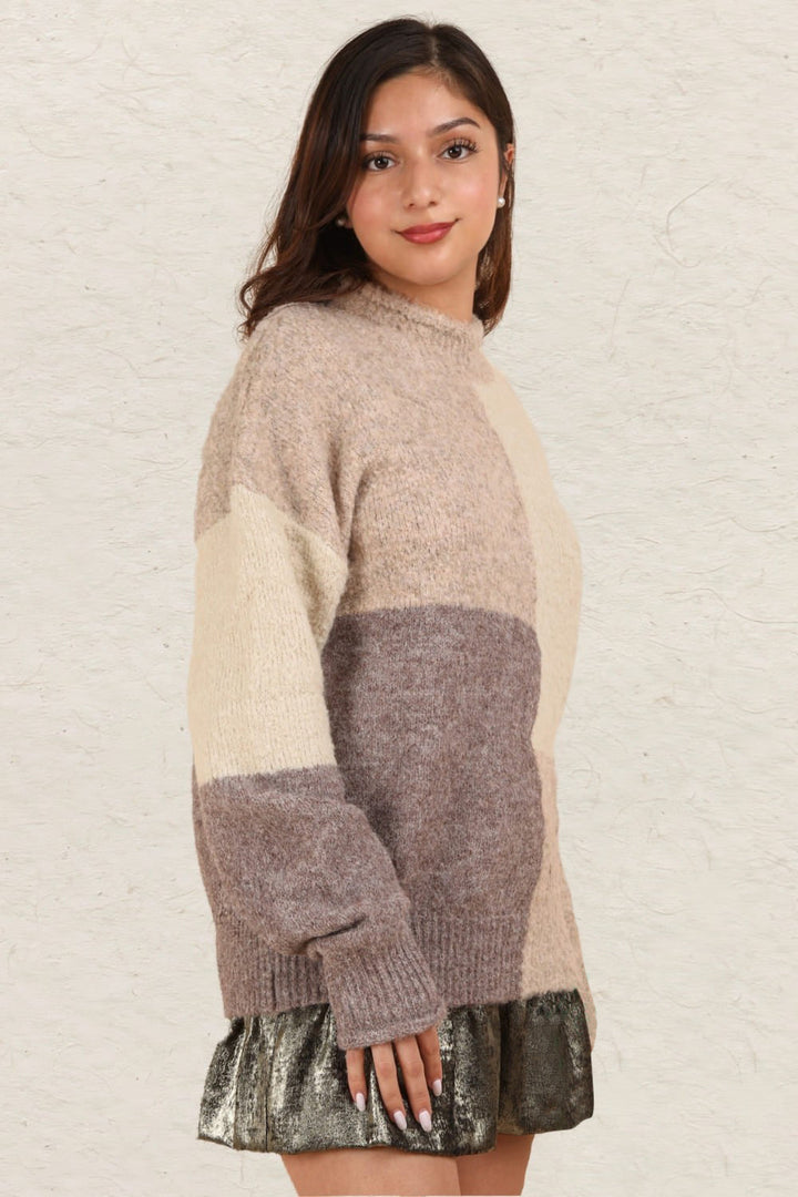 Stilla | Farveblok sweater med mock hals og faldende skuldre