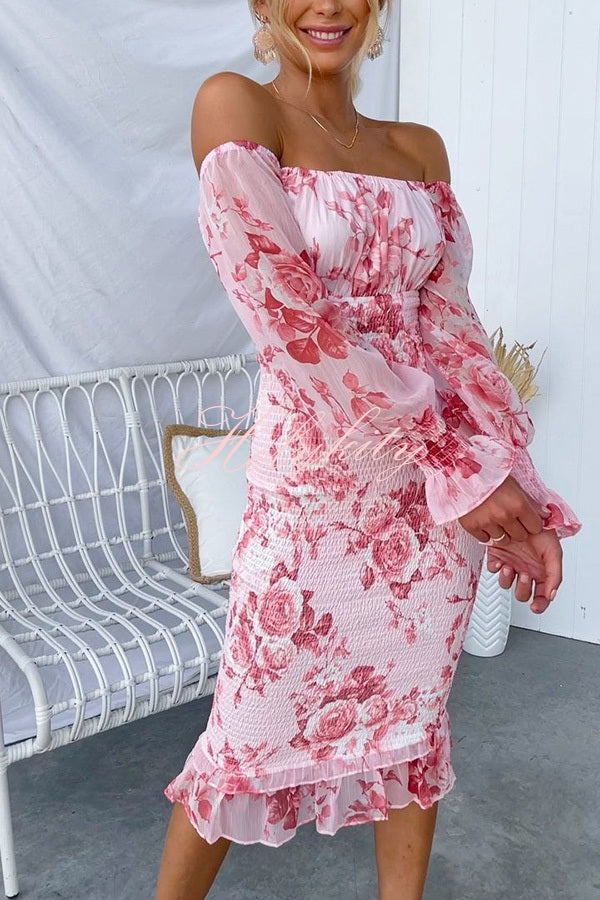 Stilla | Midi Kjole Med Skulderfri Stropper og Rynket Talje Med Glitrende Blomster