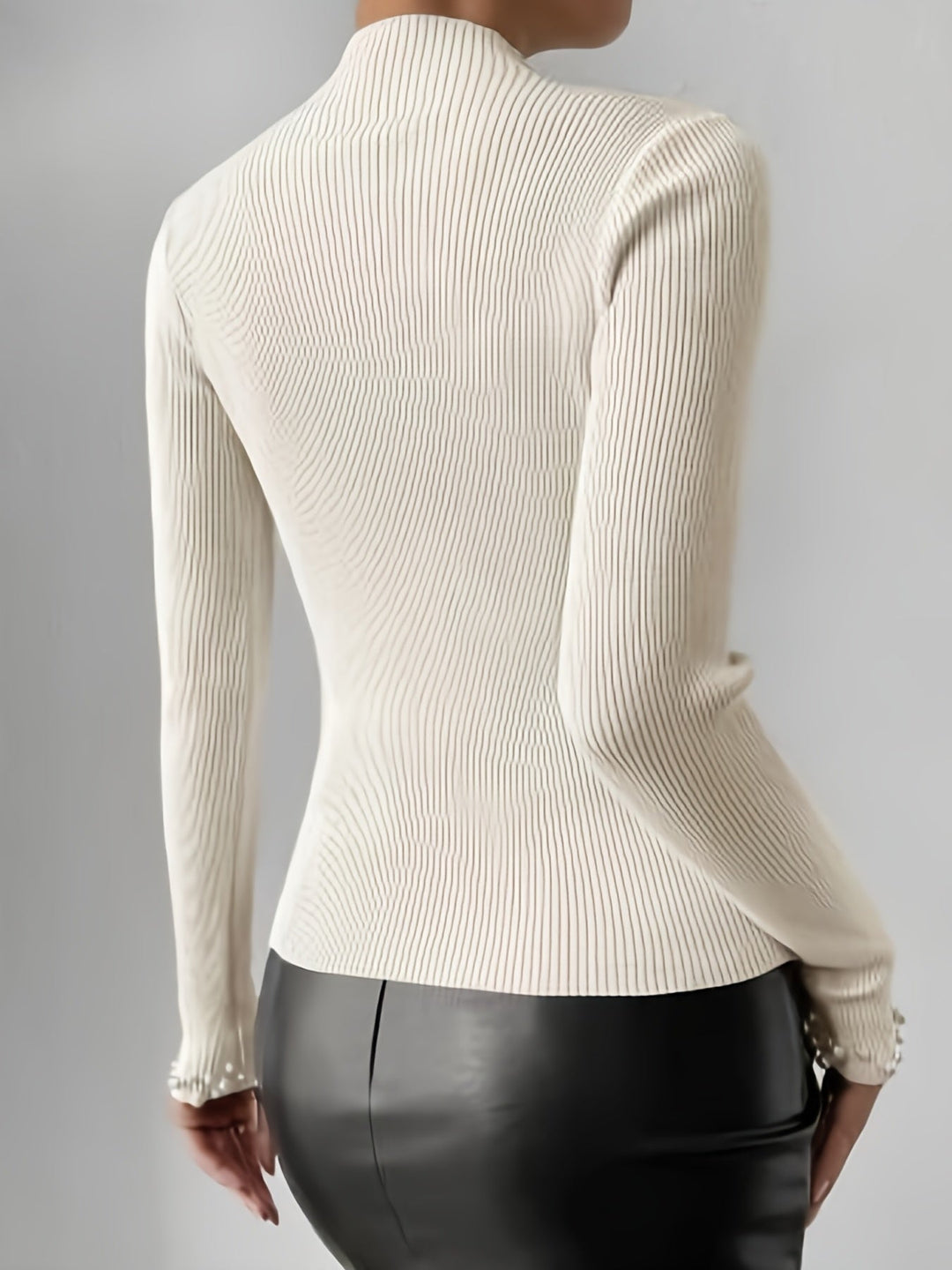 Stilla | Pullover med høj hals og perledekoration