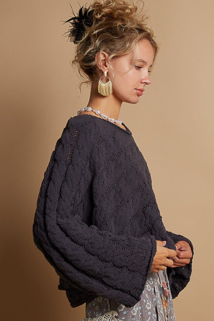 Stilla | Kort Sweater Med Rund Halsudskæring og Drejet Strik