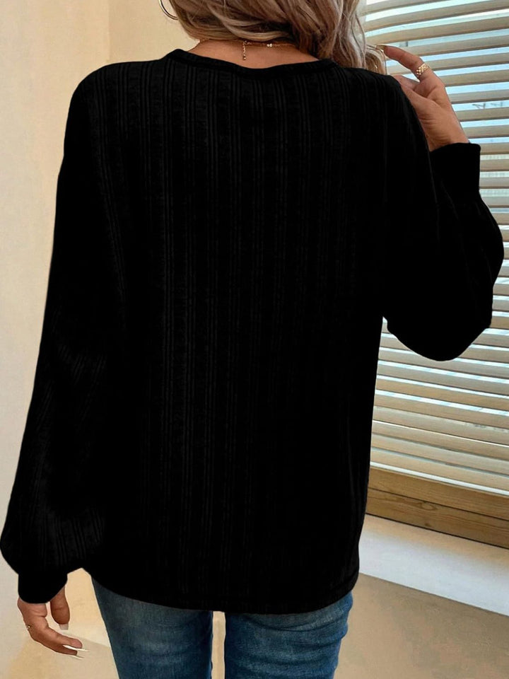 Stilla | T-shirt med rund halsudskæring og lange ærmer med kontrastsy.