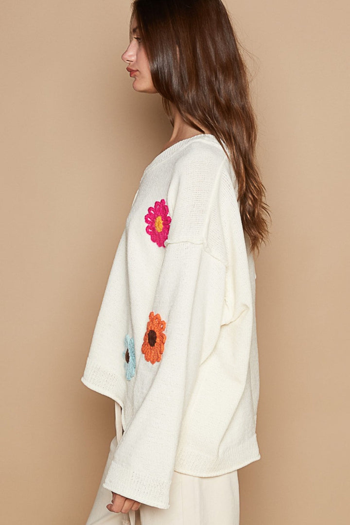 Stilla | Pullover med V-udskæring og lange ærmer med blomsterpatches