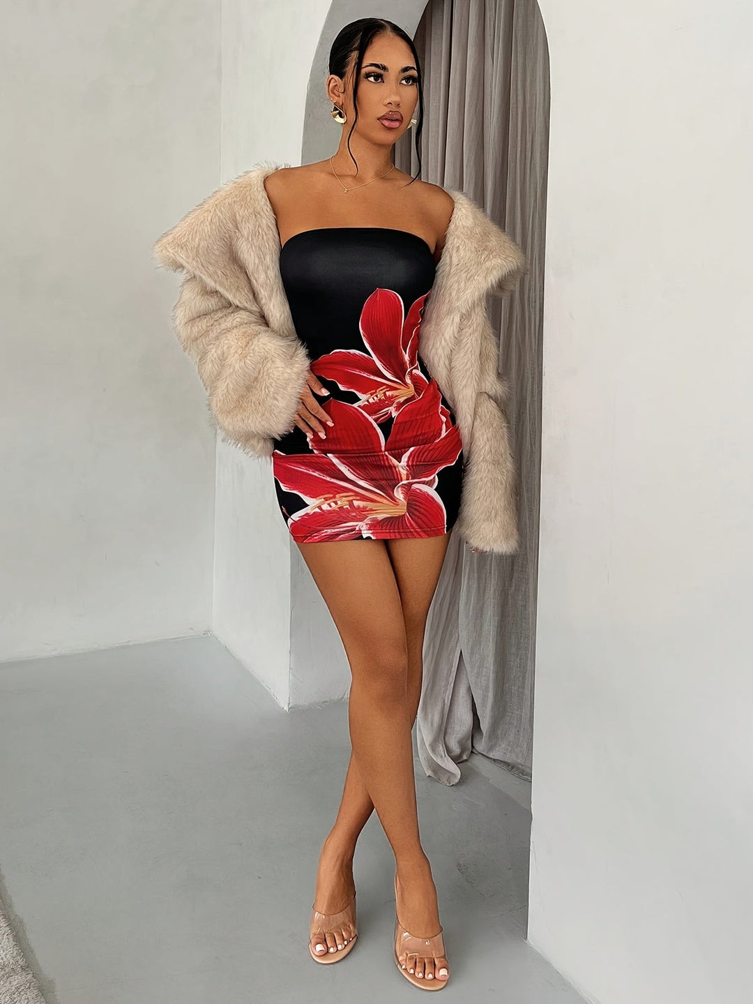 Stilla | Blomster Bodycon Kjole Med Bar Skulder