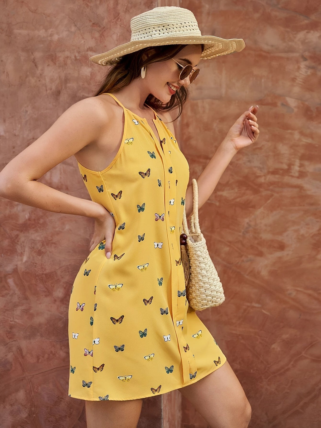 Stilla | Elegant Gul Damekjole Med V-Hals Og Sommerfugleprint