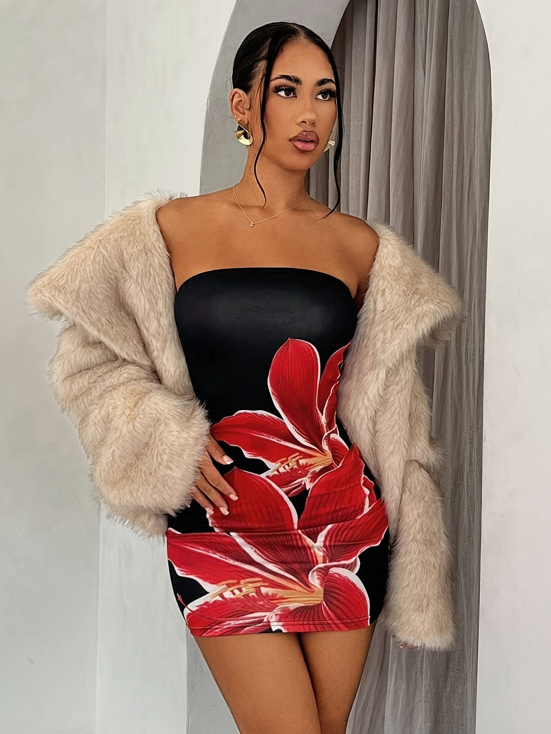 Stilla | Blomster Bodycon Kjole Med Bar Skulder
