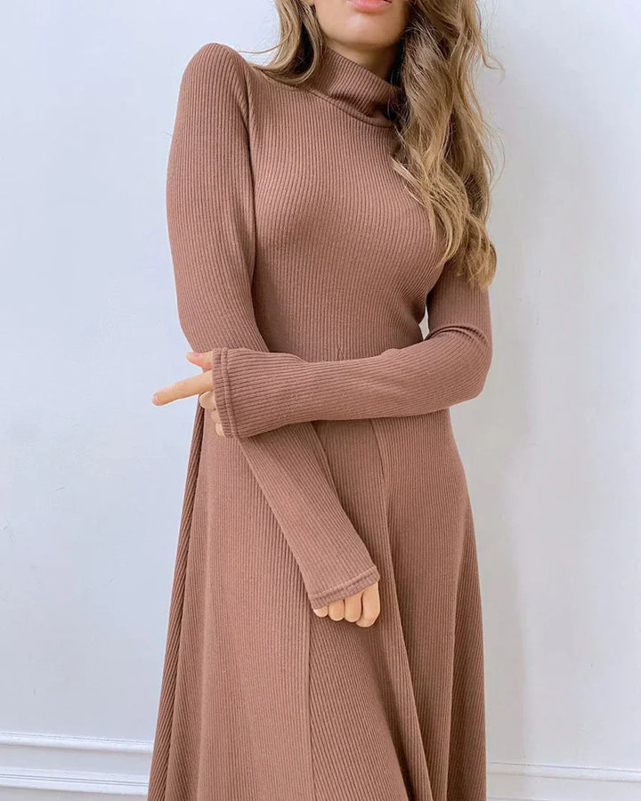 Stilla | Kjole Med Høj a Line Halsudskæring Elegante og Klassisk Design