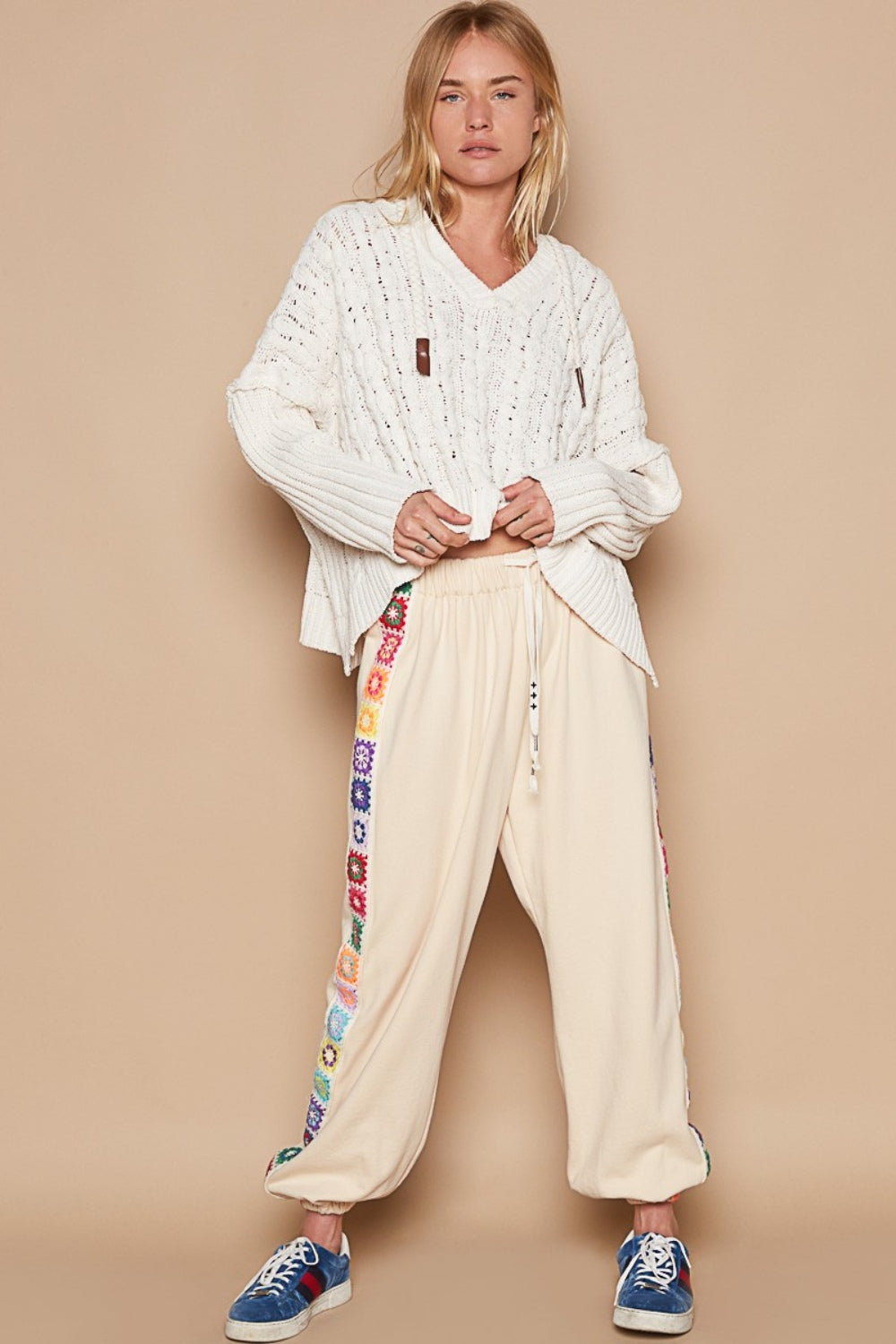 Stilla | Strikpullover med hætte og ribbede ærmer