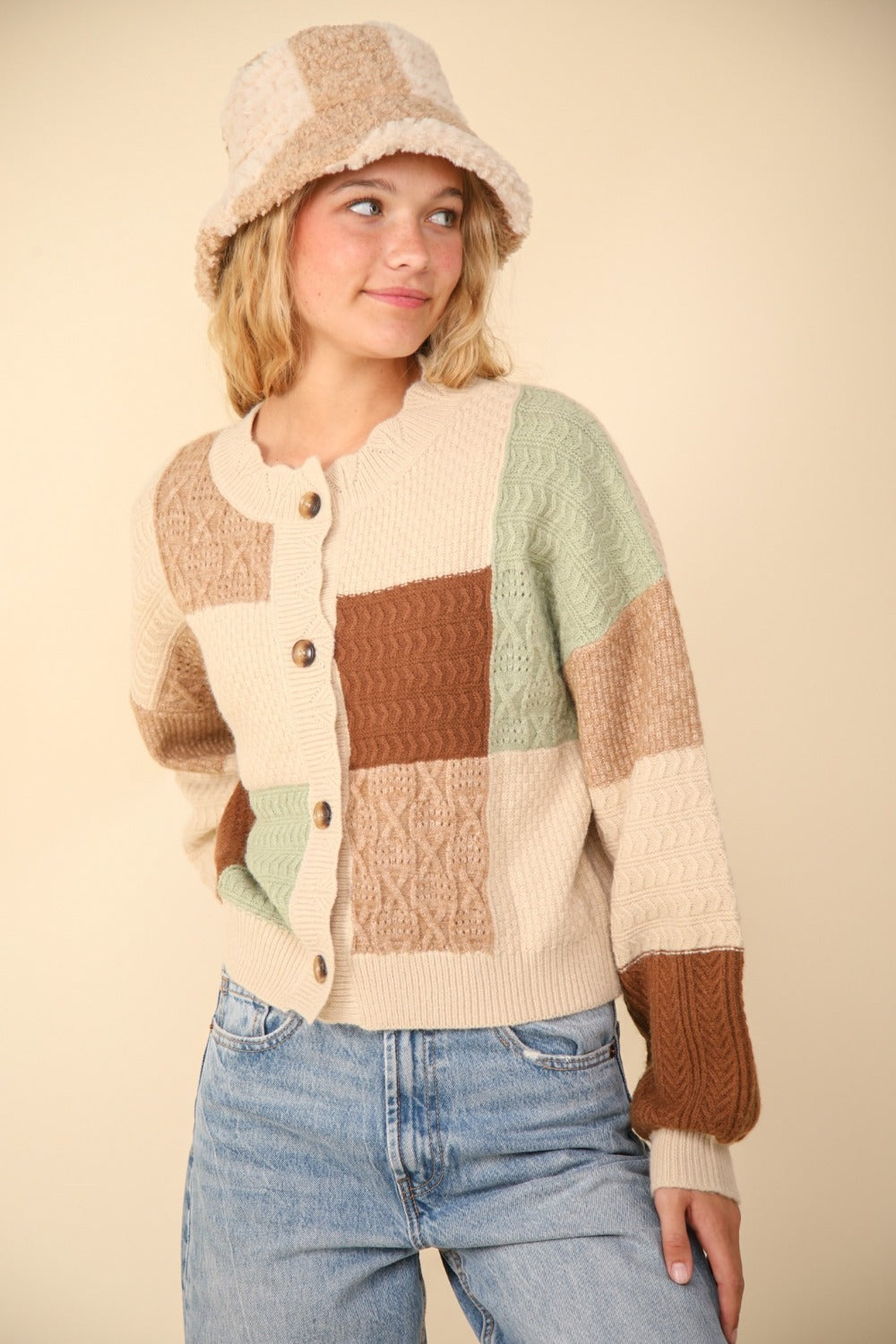 Stilla | Strikjakke med struktureret pullover og farvesorteret knapper