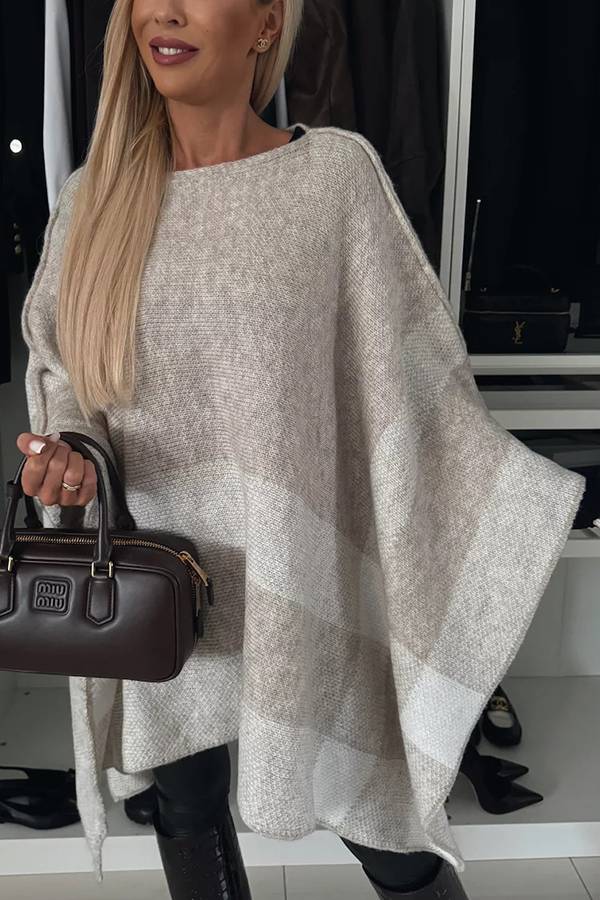 Stilla | Bred Skåret Rude Strik Poncho, Ro og Elegant, Med Batwing Ærmer i Farveblokering
