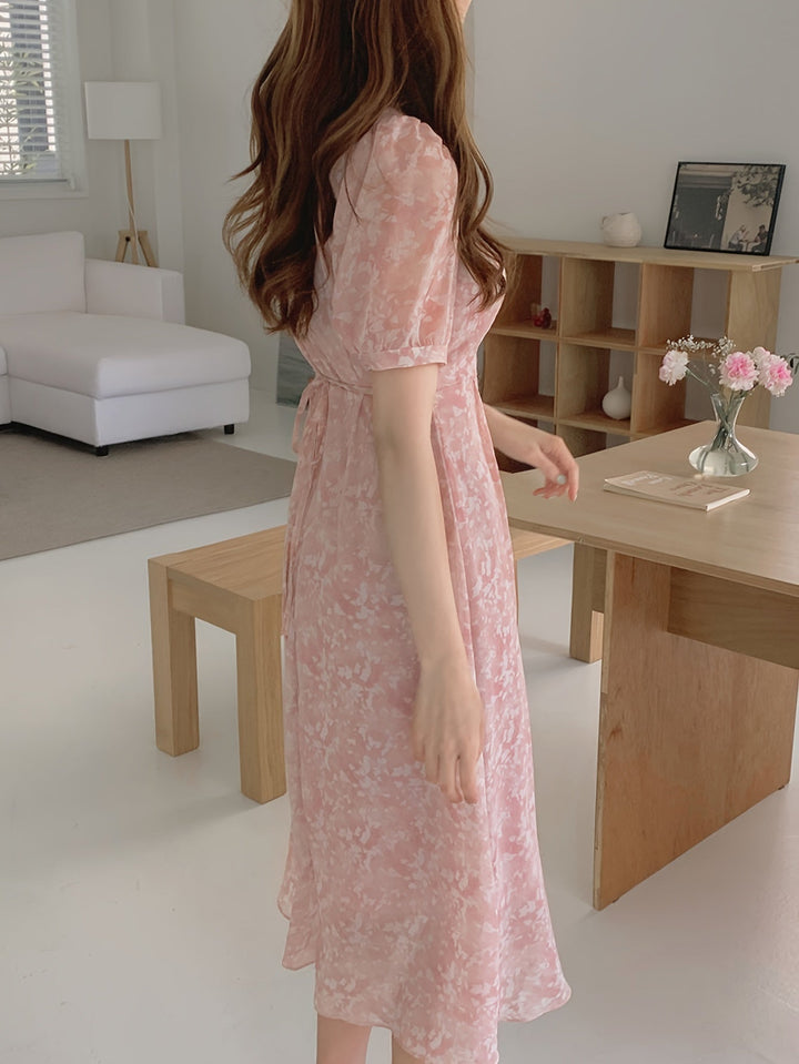 Stilla | Elegant Chiffon Midi Kjole Blomstermønster, V-Udskæring Og Puffede Ærmer