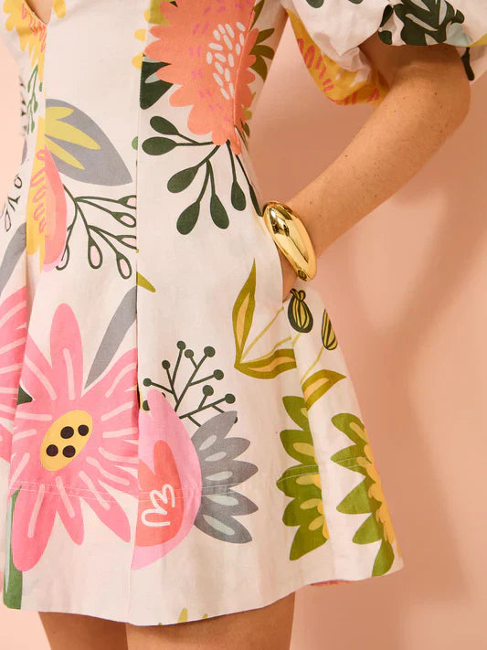 Stilla | Minikjole med blomsterprint og V-udskæring