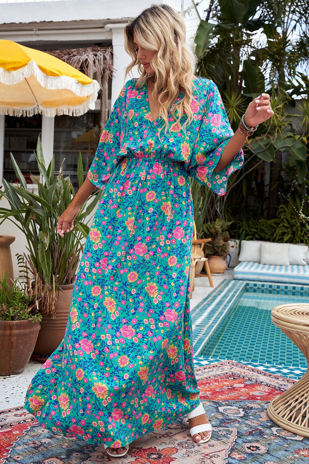 Stilla | Lang Boho Grøn Kjole Med Dyb V-hals og Blomstermønster