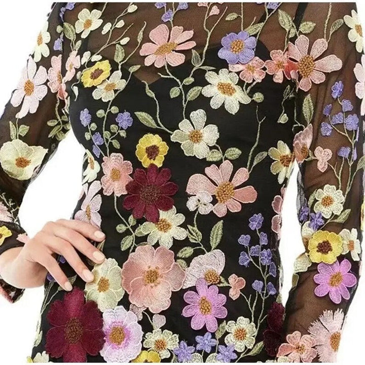 Stilla | Minikjole med blomsterapplikationer og gennemsigtig udseende