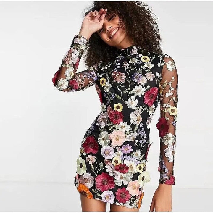 Stilla | Mini kjole med blomsterapplikationer og en gennemsigtig effekt