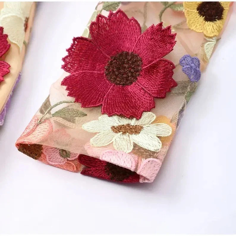 Stilla | Mini kjole med blomsterapplikationer og en gennemsigtig effekt