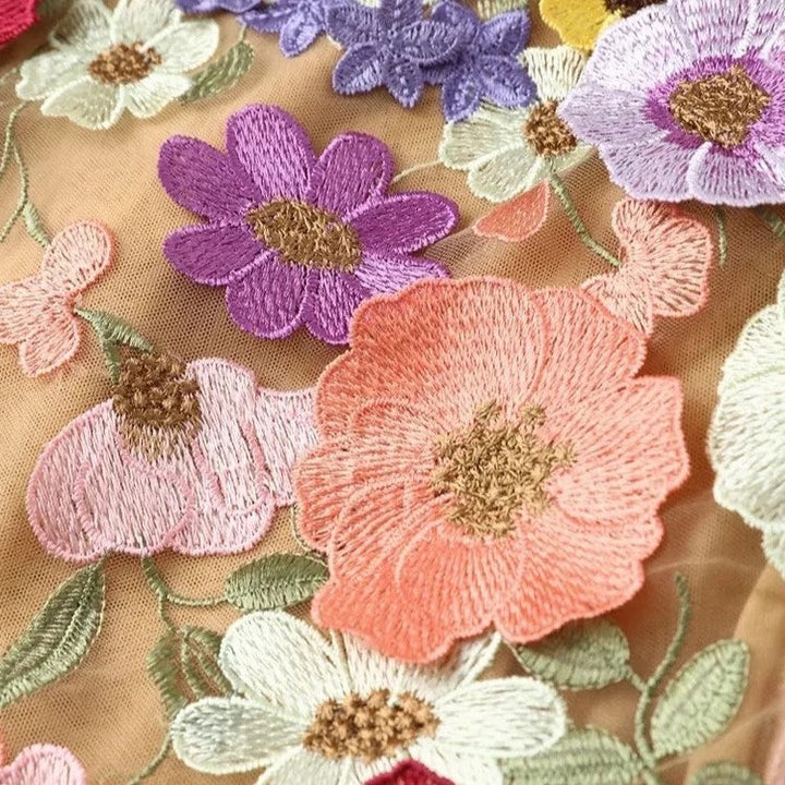Stilla | Minikjole med blomsterapplikationer og gennemsigtig udseende